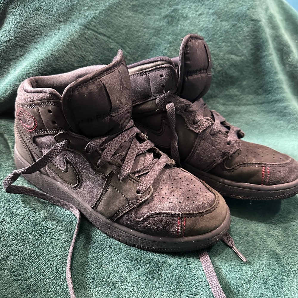 Nike Kids Sneakers in Black and Red